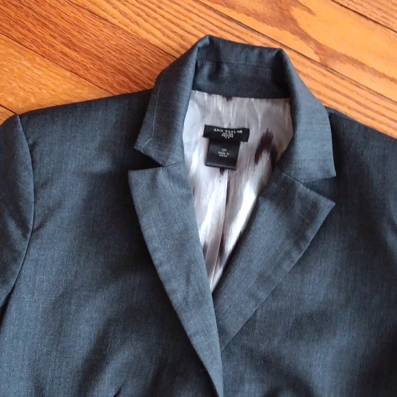 Ann Taylor Petites Classic Gray Lightweight Wool-Blend Blazer ■ Size 0P - Picture 2 of 10